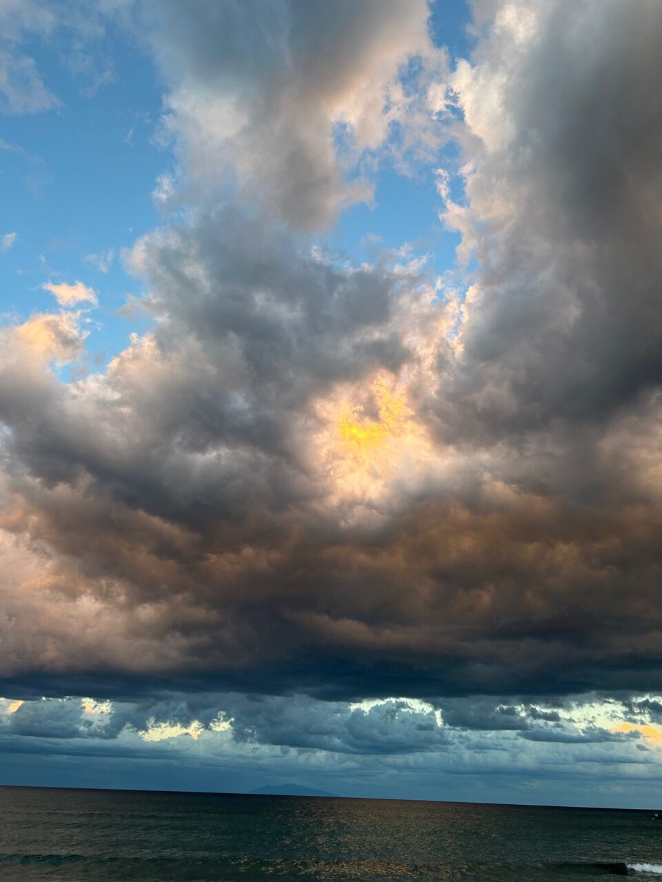 Himmel mit dunklen Wolken, durch die warmes Sonnenlicht bricht – Sinnbild für Klarheit, Hoffnung und neue Perspektiven.